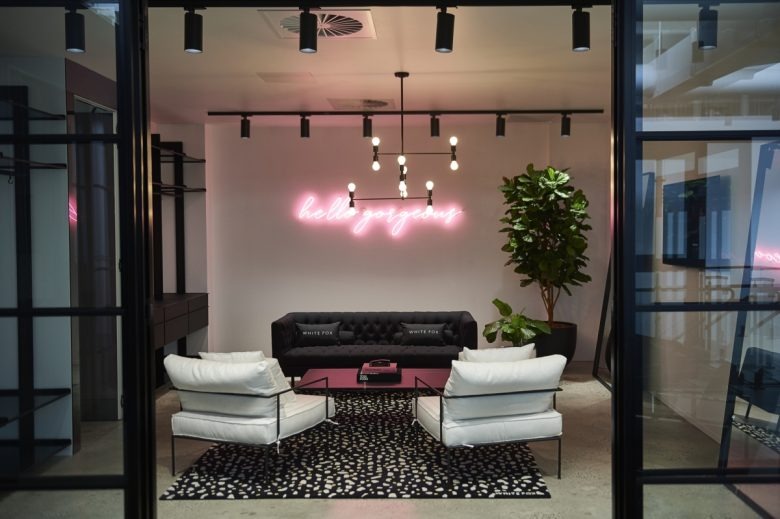 Зона отдыха с диванчиками и столиком White Fox Offices