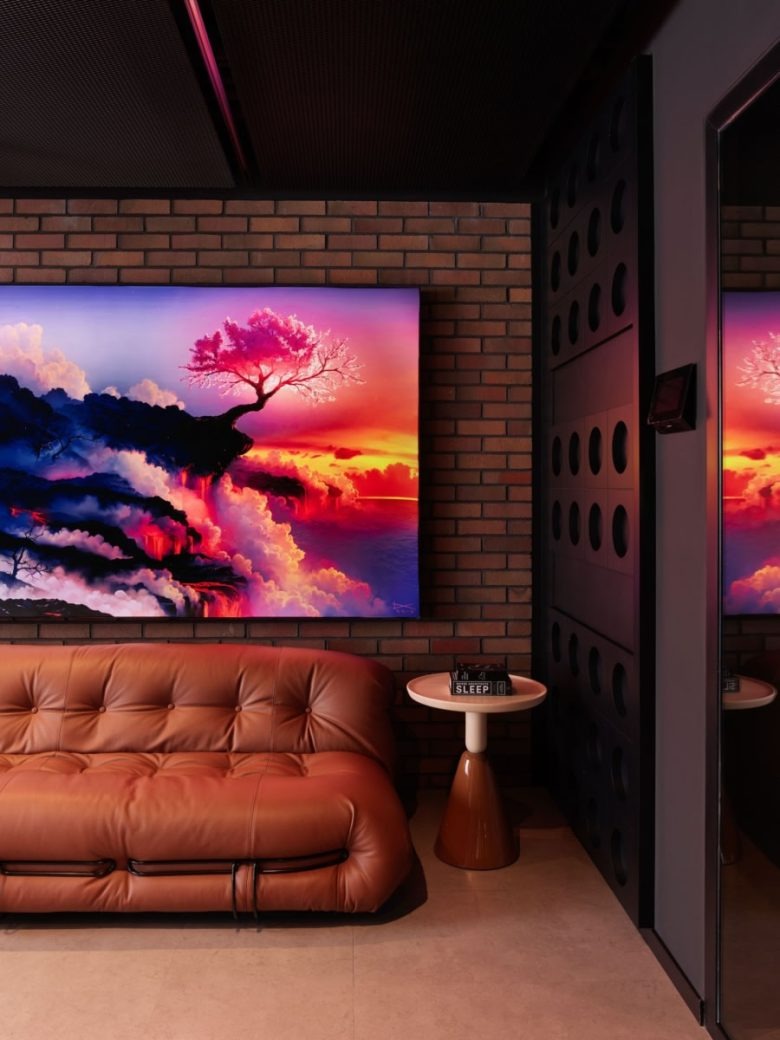 Зона отдыха с диваном и арт панелью Gram Games office