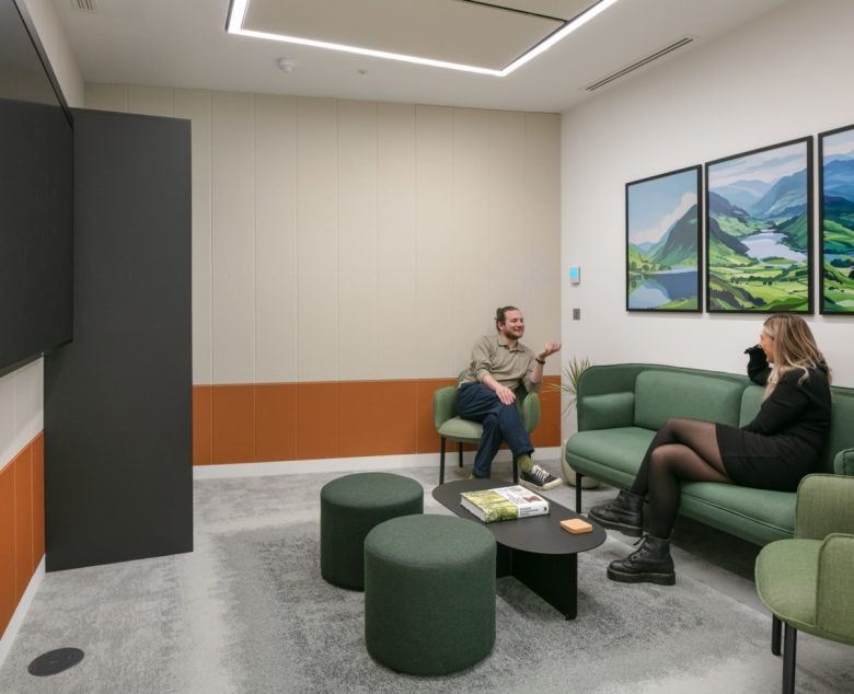 Зона отдыха с диваном и пуфиками NERA Offices