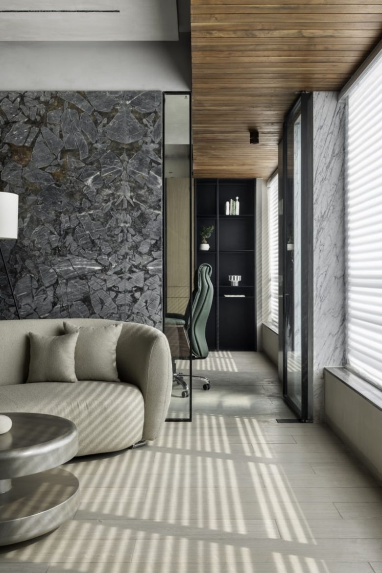 Зона отдыха с диваном у окна Vin Foods Offices