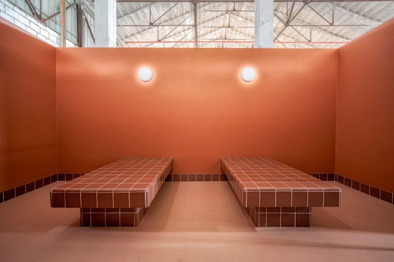 Зона отдыха с двумя плиточными лежаками Padel