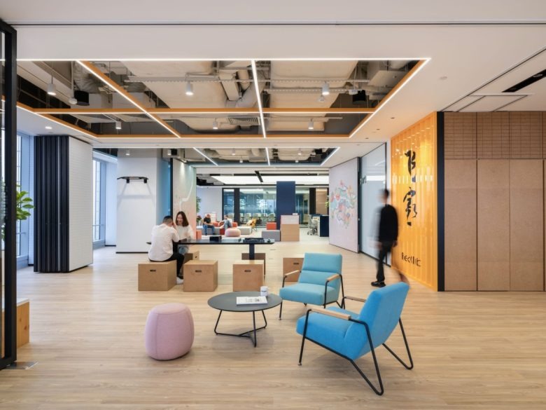 Зона отдыха с фигурными стульями Flexport offices