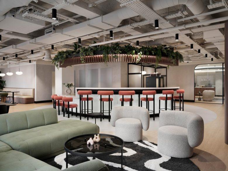 Зона отдыха с креслами и барной стойкой Banking Circle