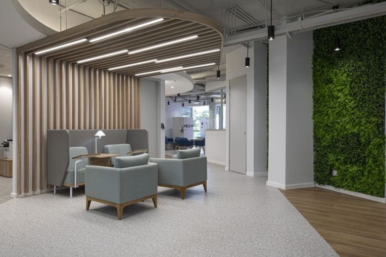 Зона отдыха с креслами и деревянными перегородками Eppendorf Offices