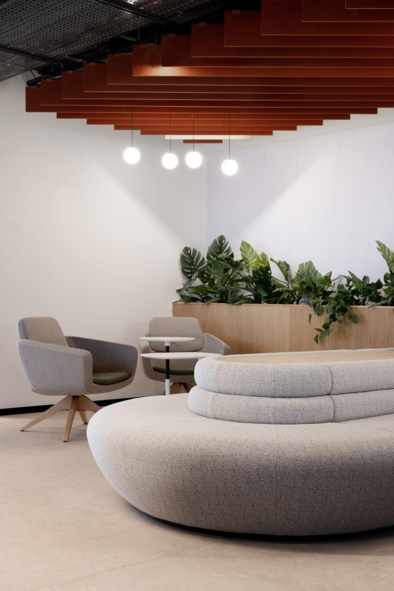 Зона отдыха с мягким диваном и зелеными растениями Hewlett Packard Enterprise offices