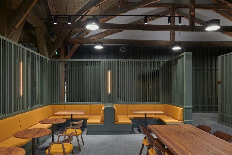 Зона отдыха с мягкими диванами и деревянными столами Den Helder City Hall