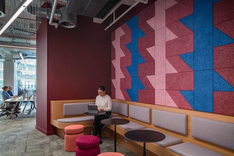 Зона отдыха с мягкой мебелью Virgin Media O2 Headquarters