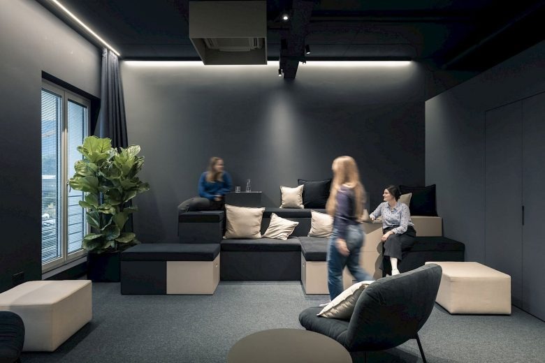 Зона отдыха с мялкими места для сидения ADDITIVE headquarters