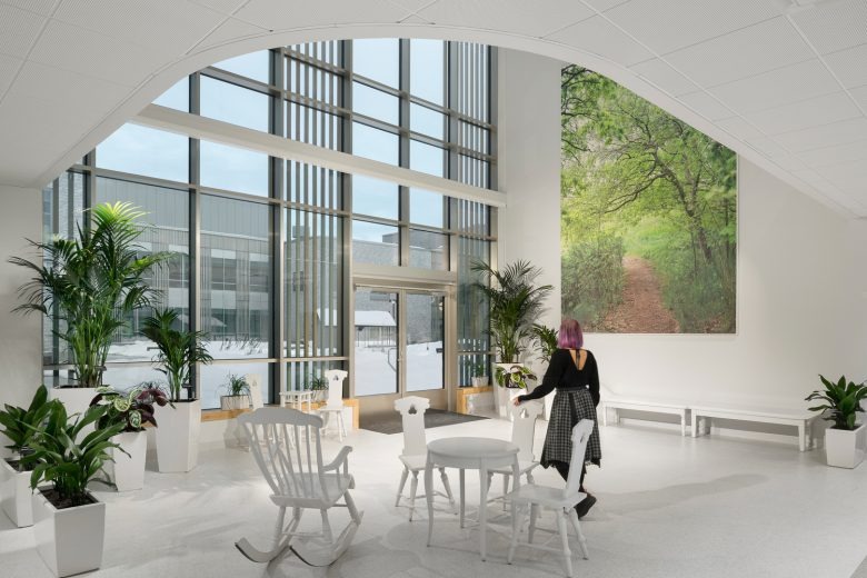 Зона отдыха с панорамными окнами и декоративным потолком Tampere Psychiatric Clinic