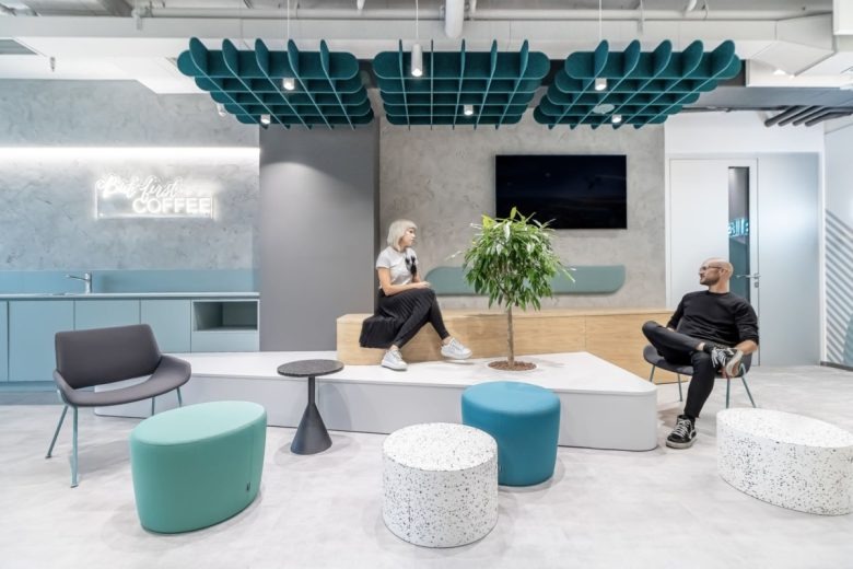 Зона отдыха с подиумом и бирюзовыми пуфами Resalta Offices