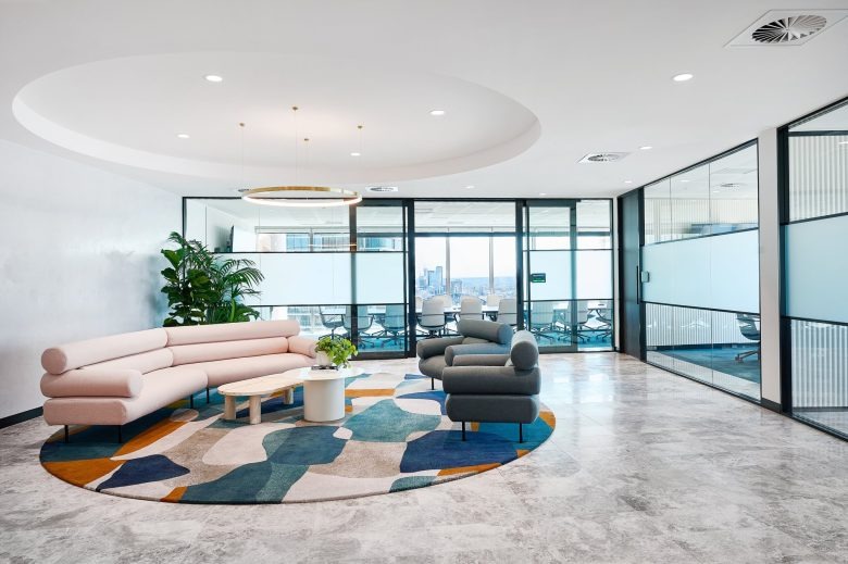 Зона отдыха с полукруглыми мягкими диванами Channel Capital Sydney Office