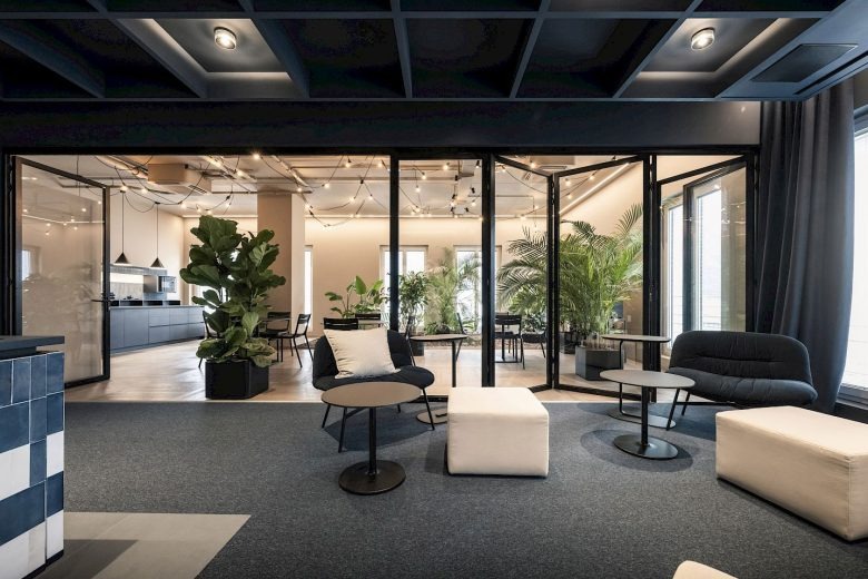 Зона отдыха с пуфами и столиками ADDITIVE headquarters