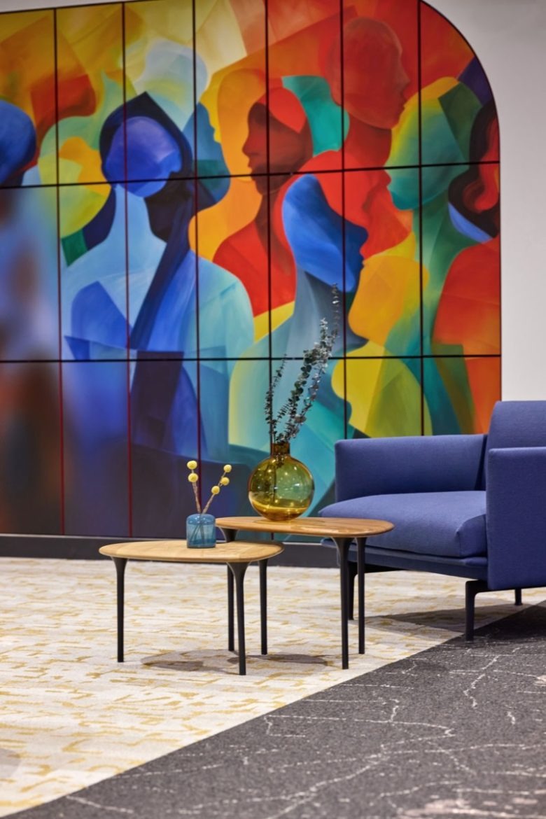 Зона отдыха с разноцветной стеной Robert Half Offices