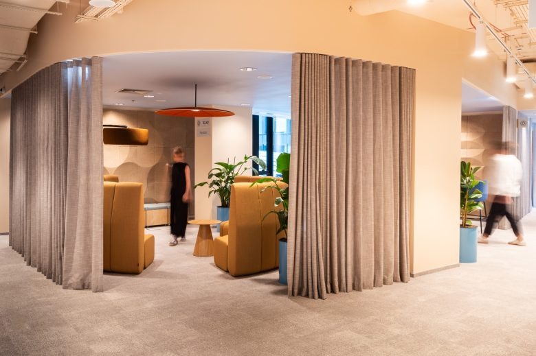 Зона отдыха с шторами и мягкой мебелью Ørsted office