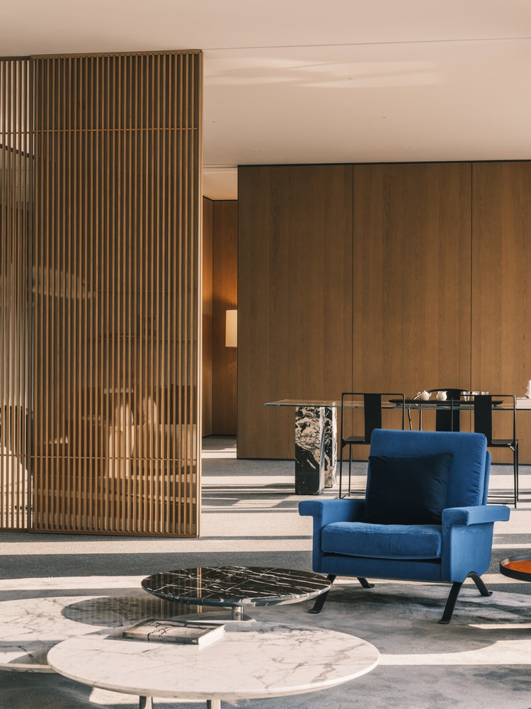 Зона отдыха с синем креслом Wangchao Center Office