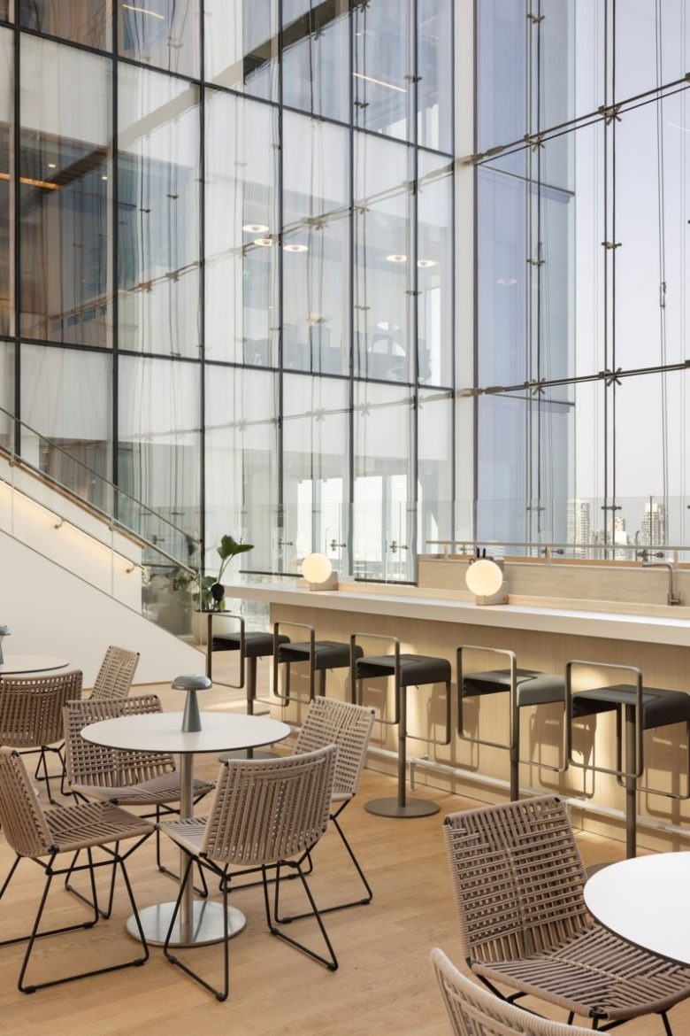 Зона отдыха у стеклянного фасада Cato Networks Offices