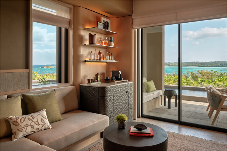 Зона отдыха в номере и видом на балкон Rosewood Miyakojima hotel