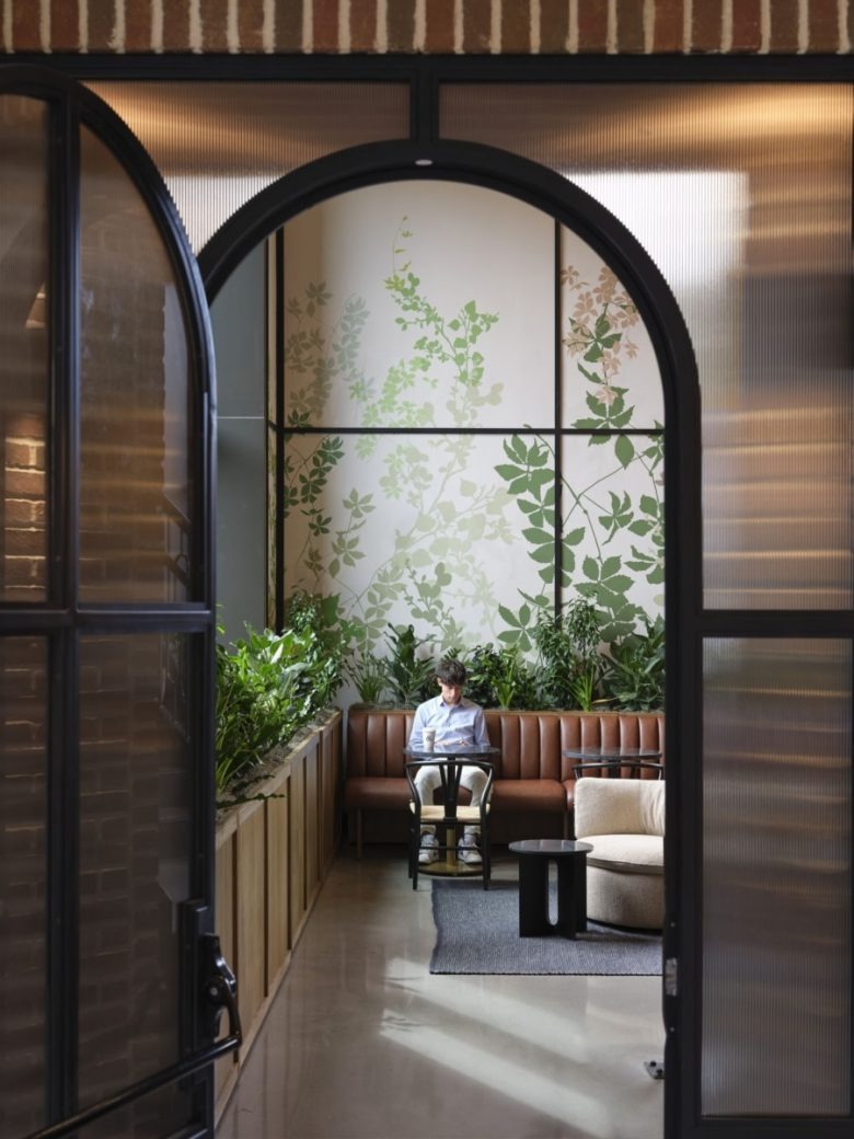 Зона отдыха за арочным входом Opella Offices