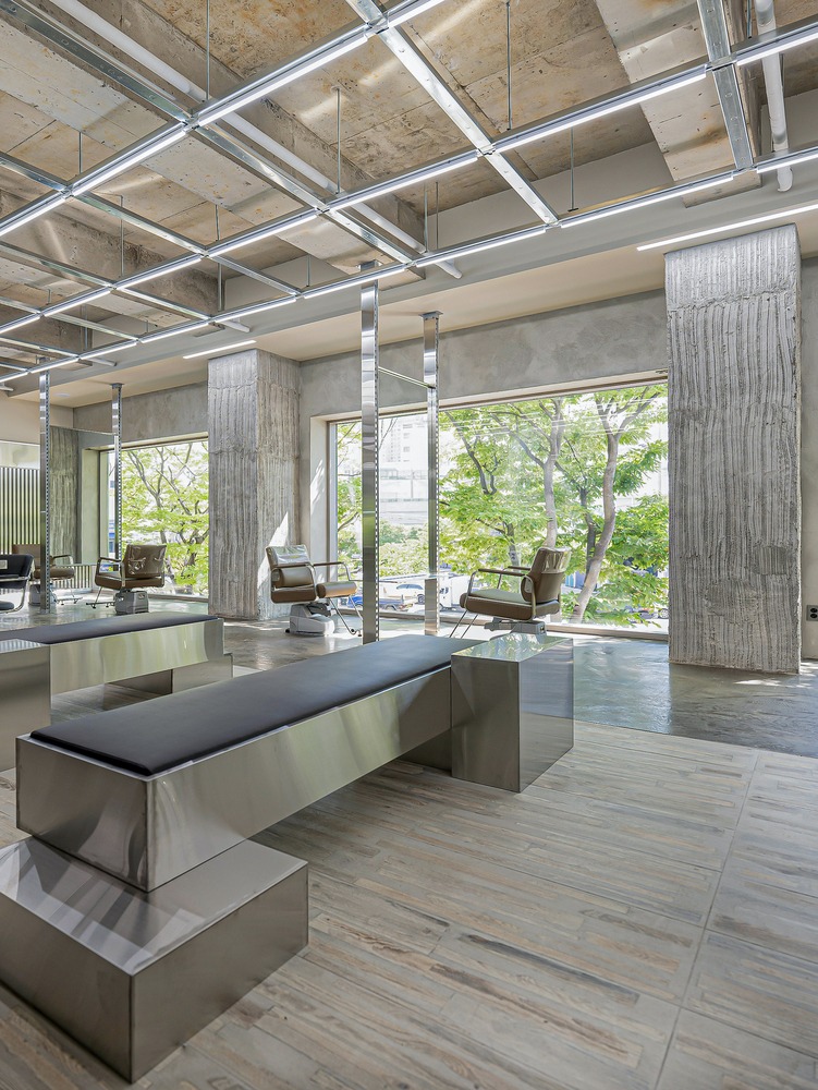 Зона ожидания и рабочие места у окон Chaoreum Hair Salon