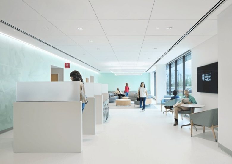 Зона ожидания пациентов с мягкой мебелью UChicago Medicine Crown Point
