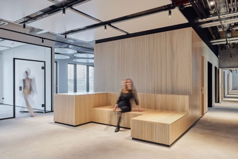 Зона ожидания с деревянной встроенной скамьей Creditreform Offices