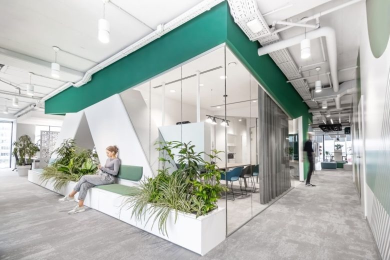 Зона ожидания с кашпо и стеклянной переговорной Resalta Offices