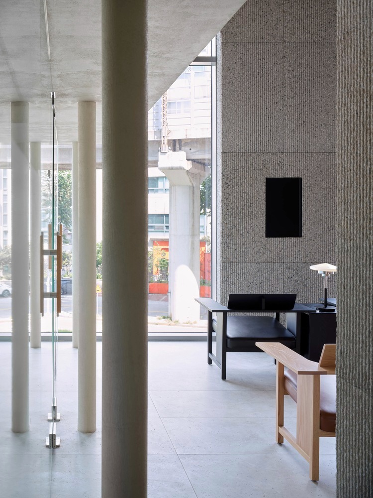 Зона ожидания с колоннами Hana Bank