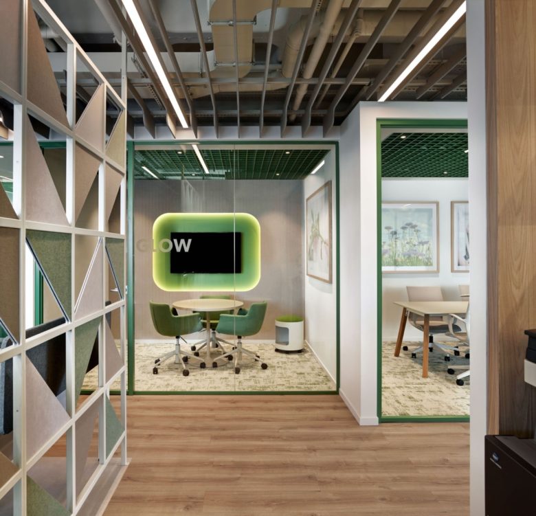 Зона переговорных с экраном GLOW и геометрической акустической перегородкой Yves Rocher offices