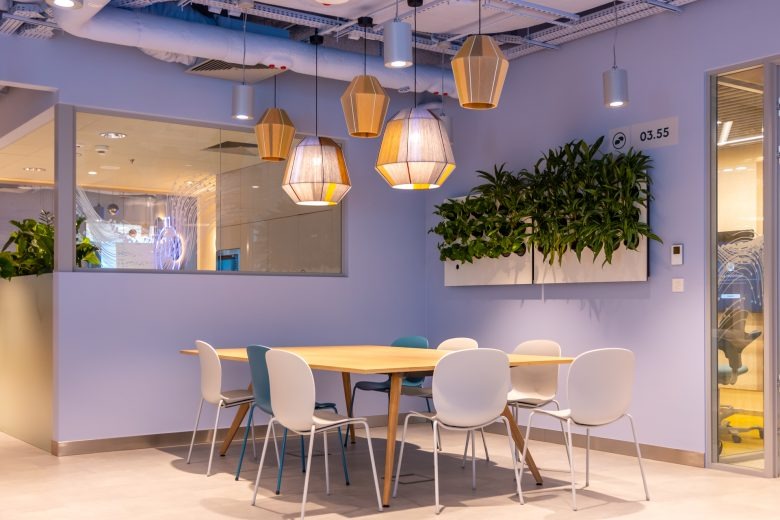 Зона переговоров со столом и подвесными светильниками Ørsted office