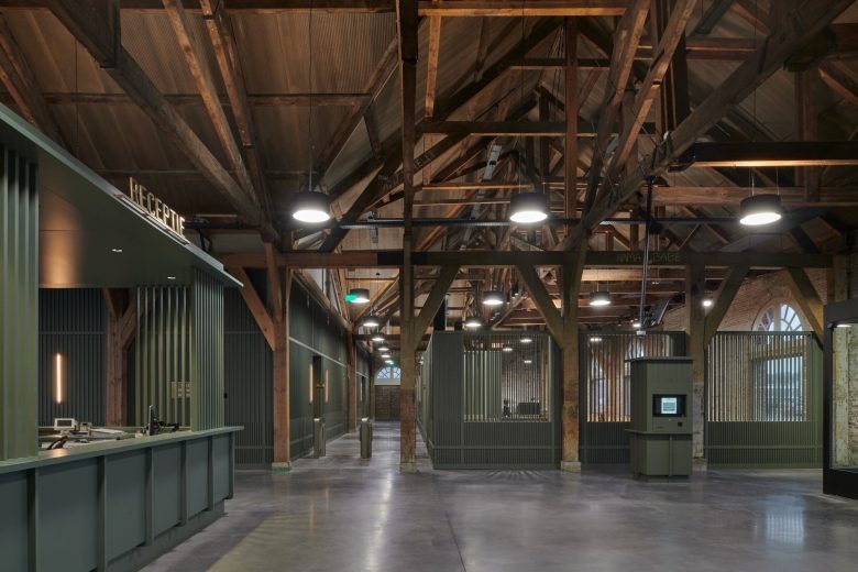 Зона регистрации и проход с деревянными балками Den Helder City Hall