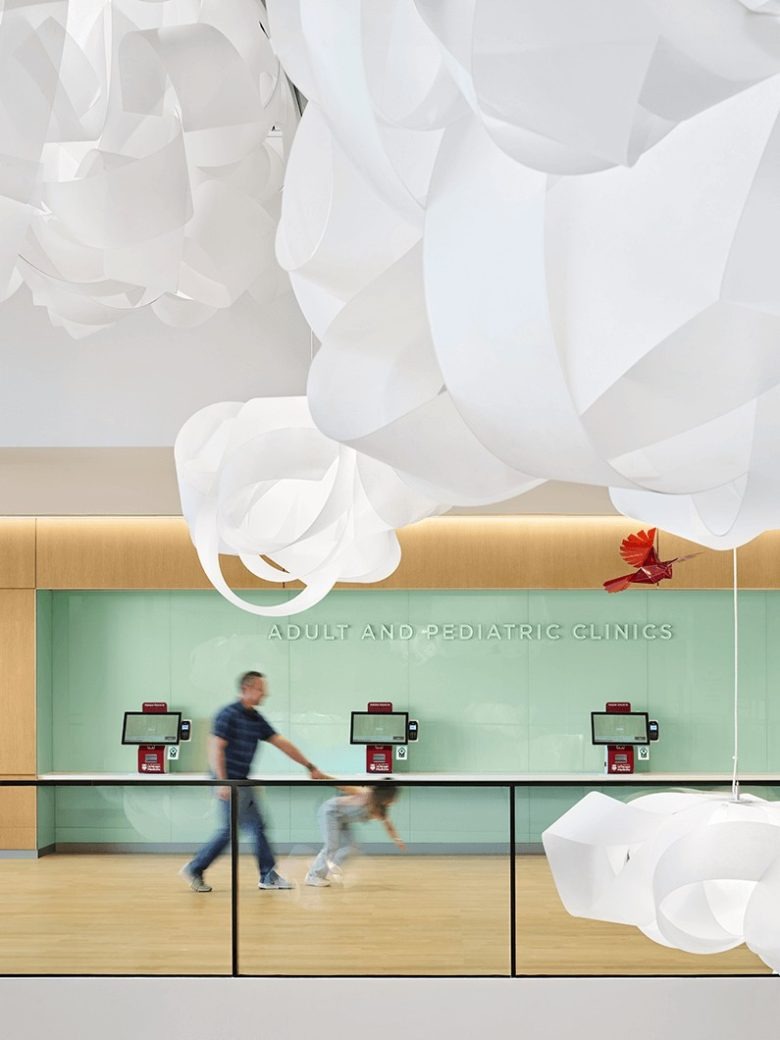 Зона регистратуры с художественной световой инсталляцией UChicago Medicine Crown Point