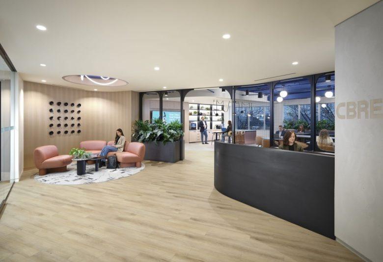 Зона ресепшн и ожидания офиса CBRE, Inc. Offices
