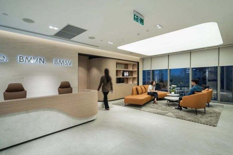 Зона ресепшн офиса Baker McKenzie с лаунж пространством