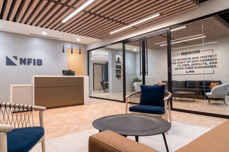 Зона ресепшн офиса NFIB с зоной ожидания