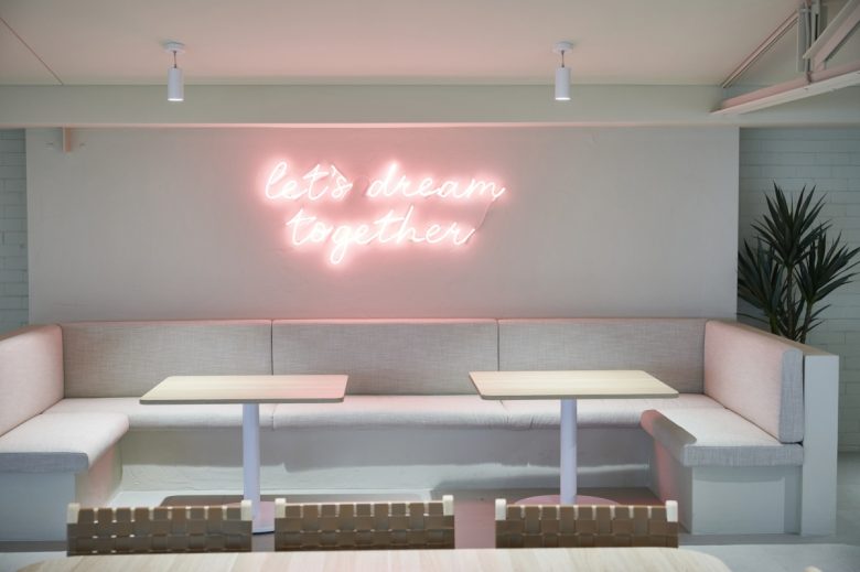 Зона с большим диваном и столиками White Fox Offices