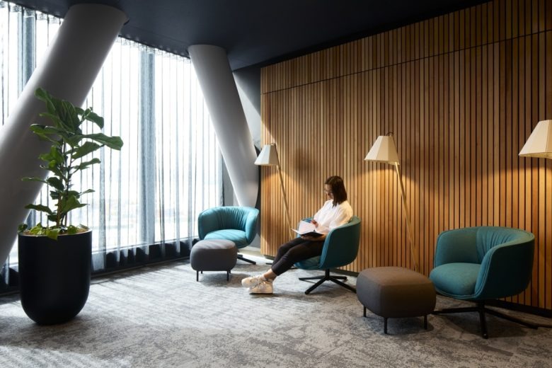 Зона с мягкими креслами и пуфами BNZ-Offices