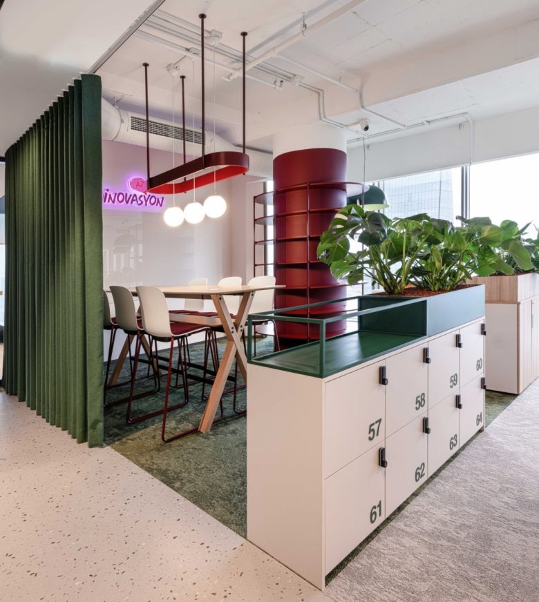 Зона с высоким столом и шкафчиками AstraZeneca Offices