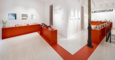 Зона со столами и образцами продукции Laconicum’s Museum of Everyday Pleasures