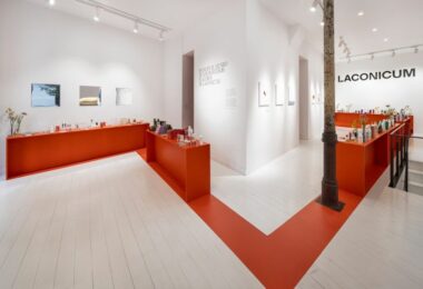 Зона со столами и образцами продукции Laconicum’s Museum of Everyday Pleasures