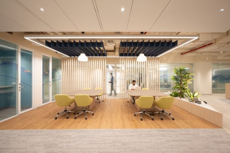 Зона совместной работы с деревянными перегородками DataVolt Offices