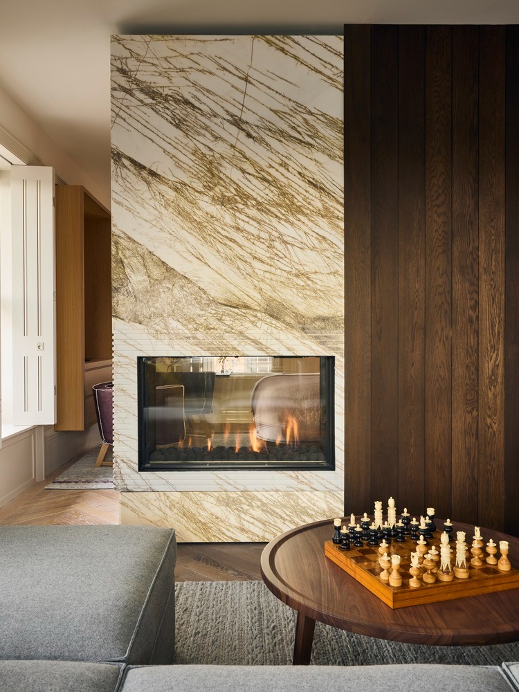 Зона в номере с камином The Royal Hotel