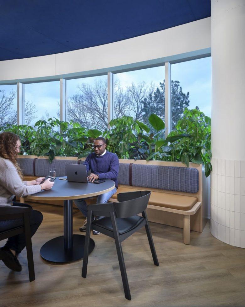 Зона встреч у панорамных окон CBRE, Inc. Offices