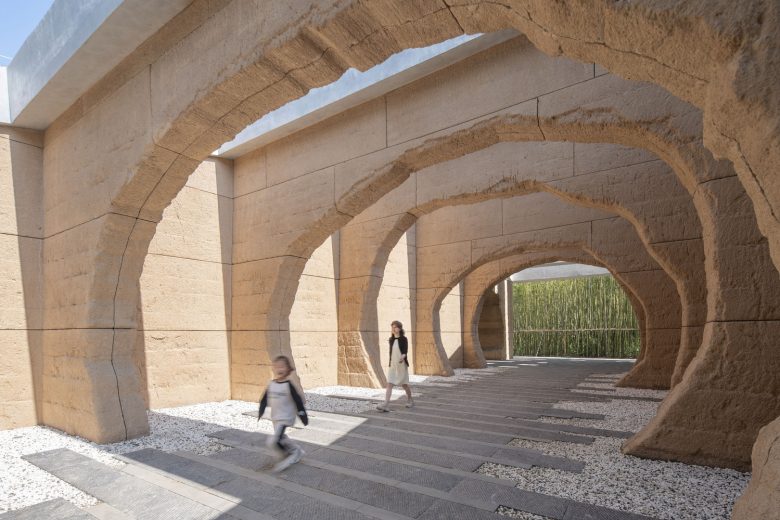 арки коридор в строении Revitalization of The Relic Site of Yongle Palace с другой стороны