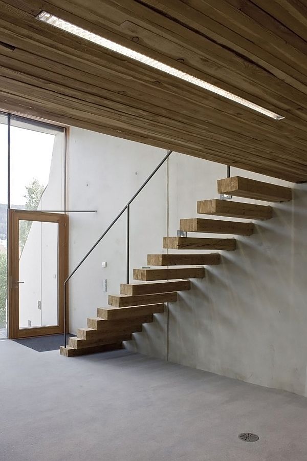 Деревянная лестница в интерьере офиса