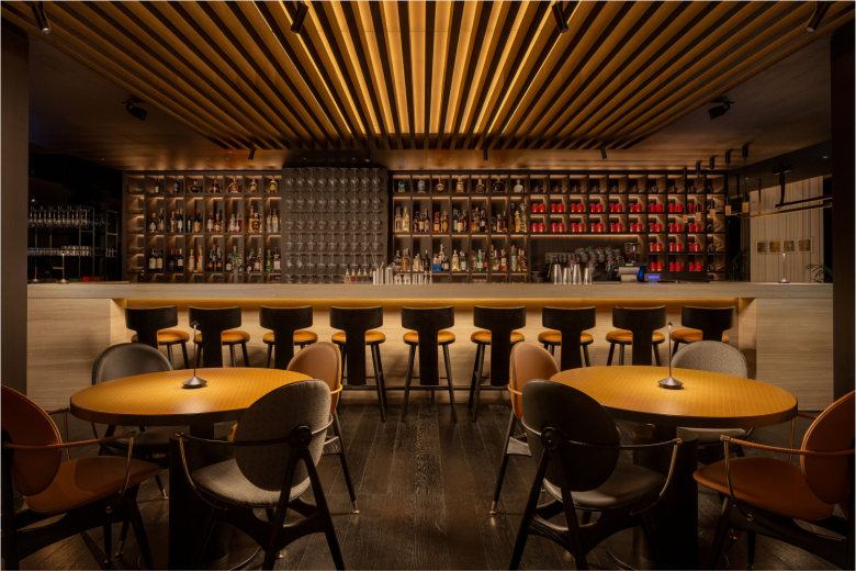 барная стойка и столики art’otel Rome Piazza Sallustio