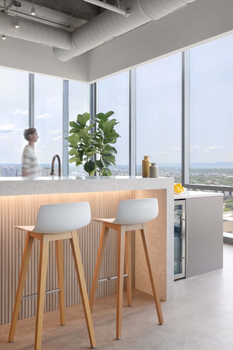 барная стойка у окна LAB Quantitative Strategies Offices