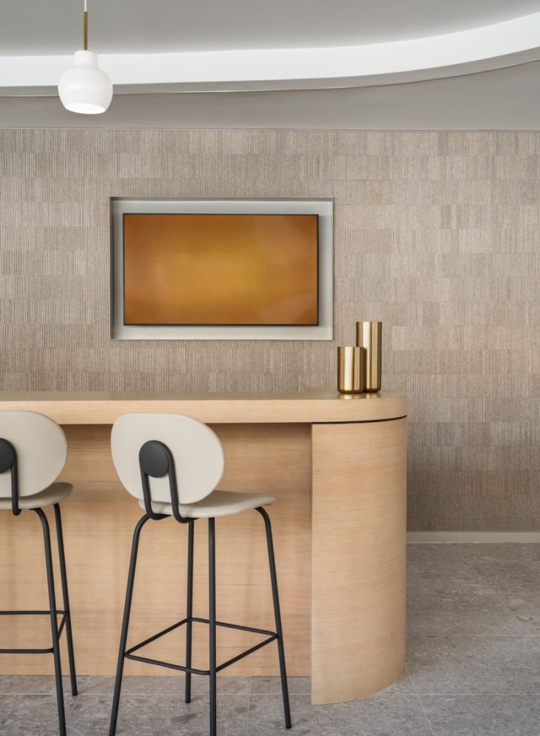 барная стойка в зоне кухни Amenity Suite на 2100 Pennsylvania Avenue