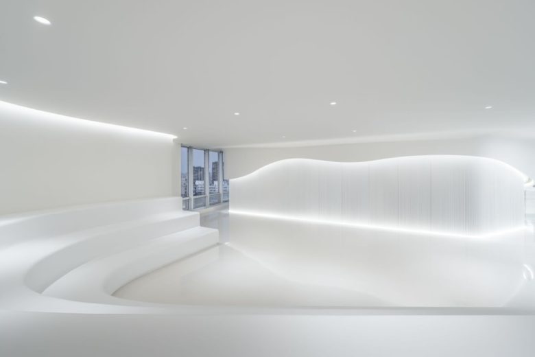 белый кабинет с длинными лавочками Wutai Medical Group Office