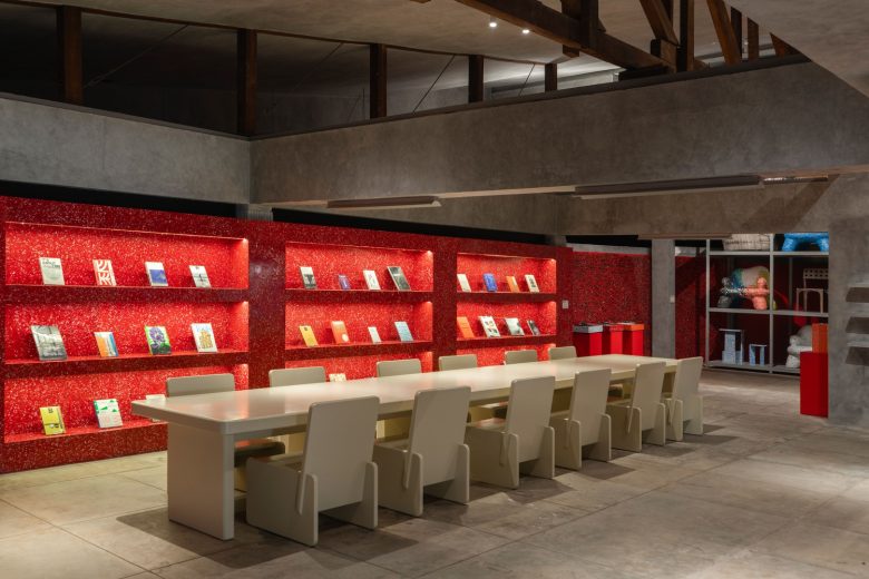 белый стол с фигурными стульями Space Available Jakarta Community Center