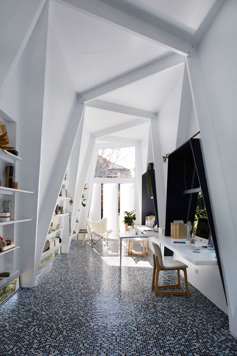 Белый интерьер офиса: асимметрия в дизайне